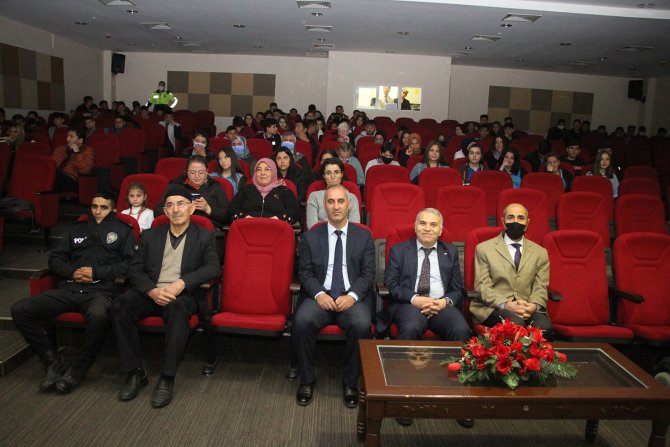 İletişim yoluyla dolandırıcılığa tiyatro ile dikkat çektiler