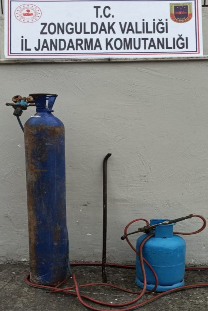 Jandarma hırsızları suçüstü yakaladı