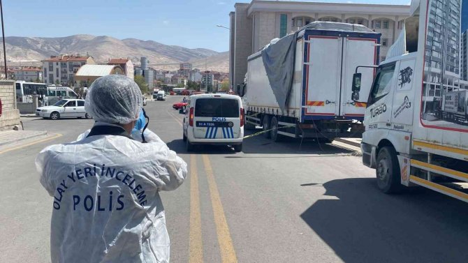 Kamyon kasasından çocuk düştü