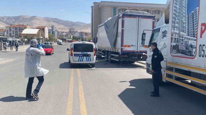 Kamyon kasasından çocuk düştü