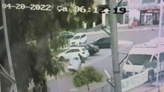 Kendi yeriymiş gibi girdi çalıp, gitti