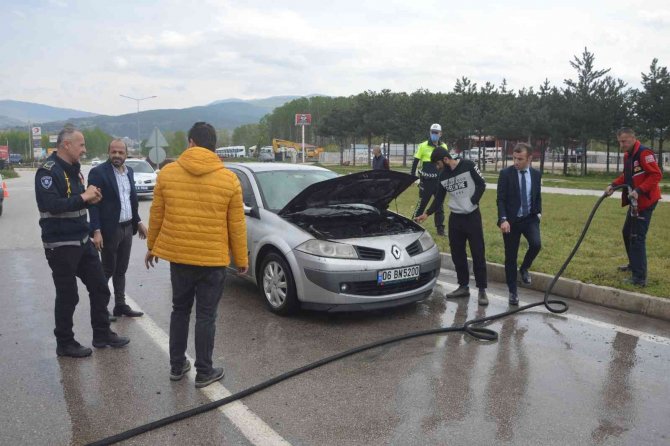 Kırmızı ışıkta beklerken alev alan yandı