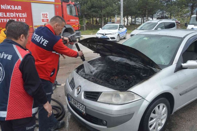 Kırmızı ışıkta beklerken alev alan yandı