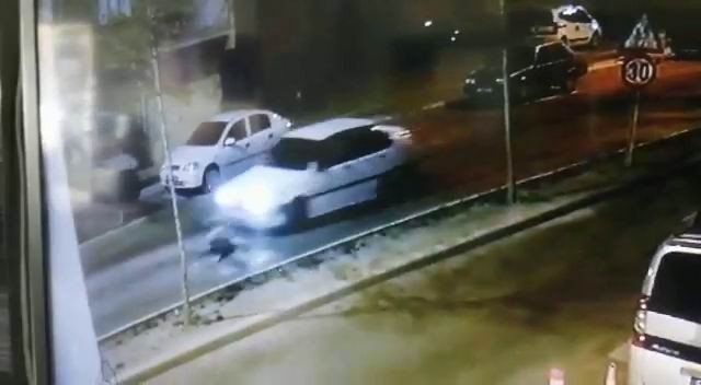 Köpek havlamasından korktu, kaçarken araba çarptı