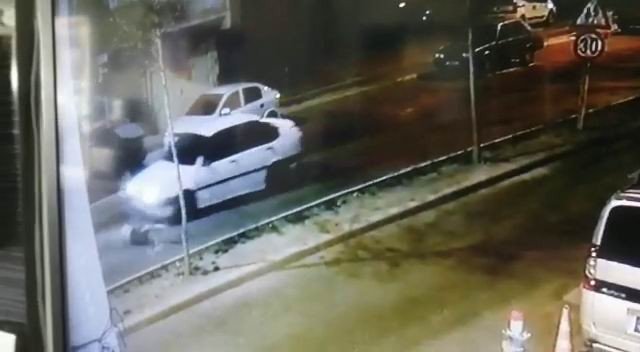 Köpek havlamasından korktu, kaçarken araba çarptı