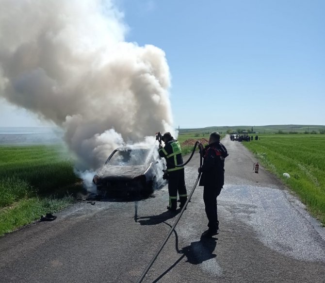Otomobil alev topuna döndü