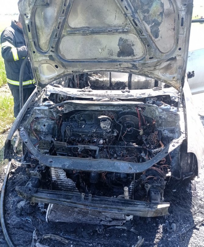 Otomobil alev topuna döndü