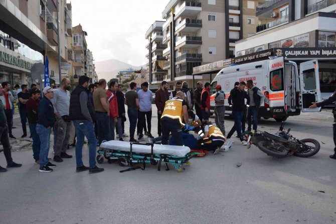 Otomobil ile motosiklet çarpıştı