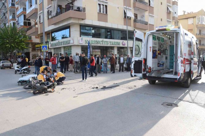 Otomobil ile motosiklet çarpıştı