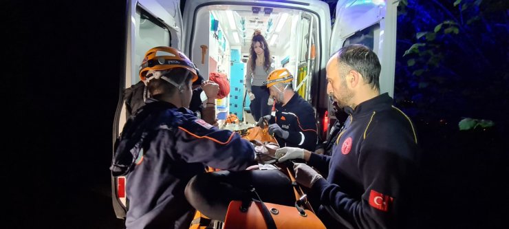 Paraşütle ağaçlık alana düştü