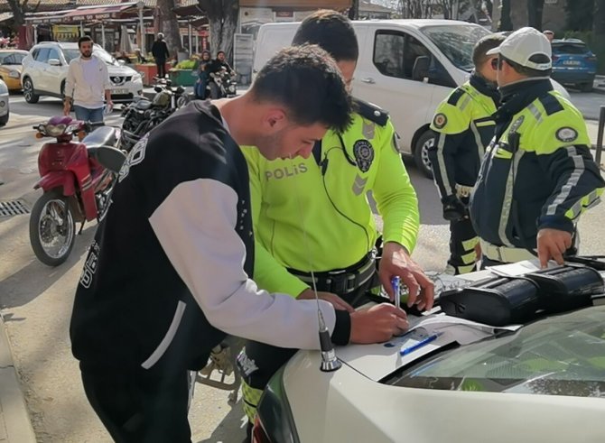 Plakasını boyayıp değiştirdi, polis ekipleri bile şaşırdı