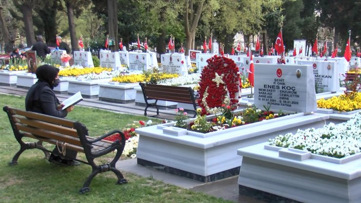 Şehit yakınları Edirnekapı Şehitliği'nde iftar yaptı