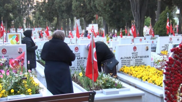 Şehit yakınları Edirnekapı Şehitliği'nde iftar yaptı