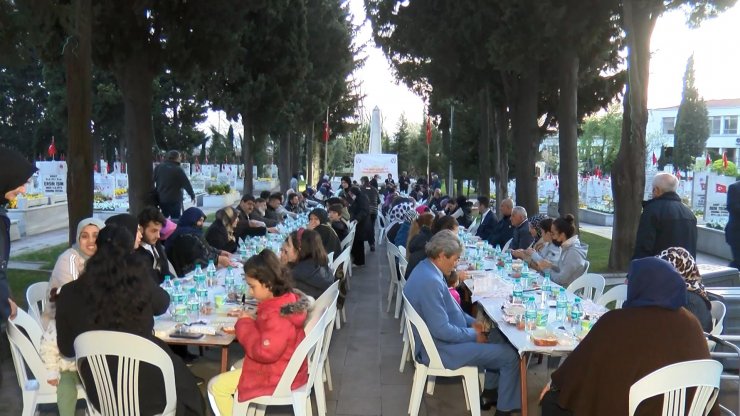 Şehit yakınları Edirnekapı Şehitliği'nde iftar yaptı