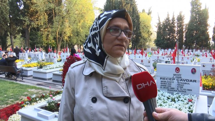 Şehit yakınları Edirnekapı Şehitliği'nde iftar yaptı