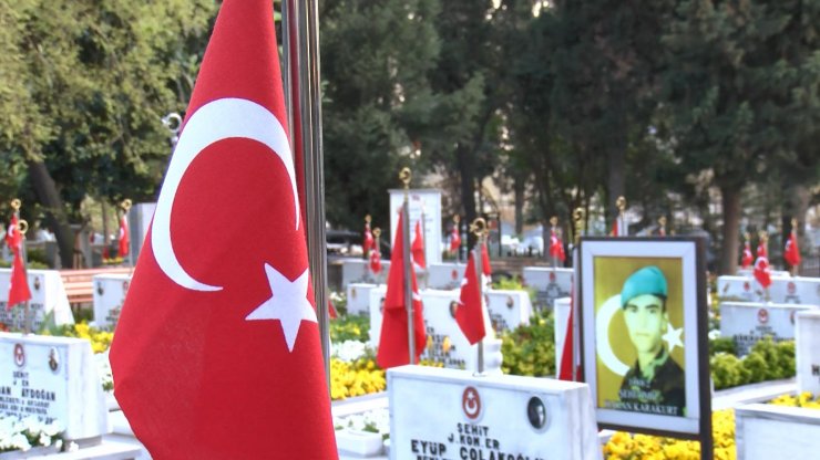 Şehit yakınları Edirnekapı Şehitliği'nde iftar yaptı