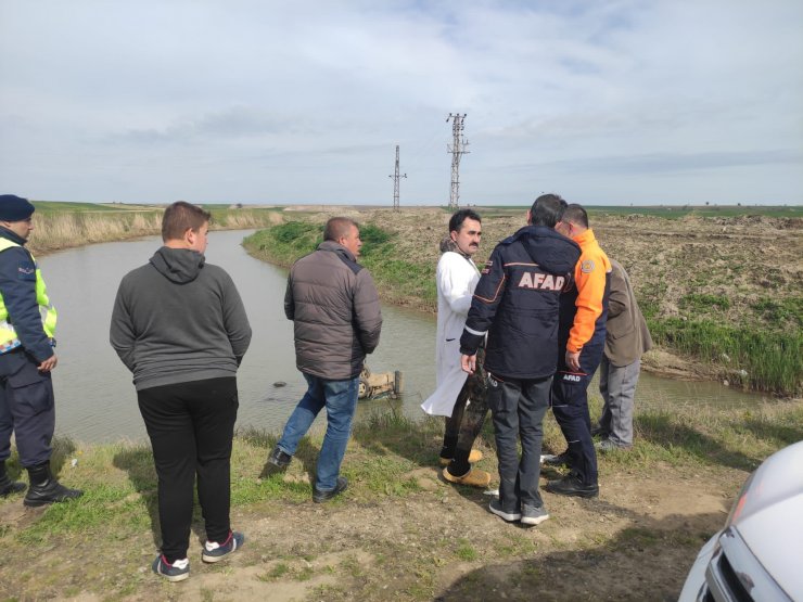 Sulama kanalına düşen otomobilin sürücüsü aranıyor