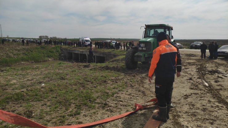Sulama kanalına düşen otomobilin sürücüsü aranıyor