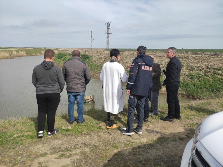 Sulama kanalına düşen otomobilin sürücüsü aranıyor