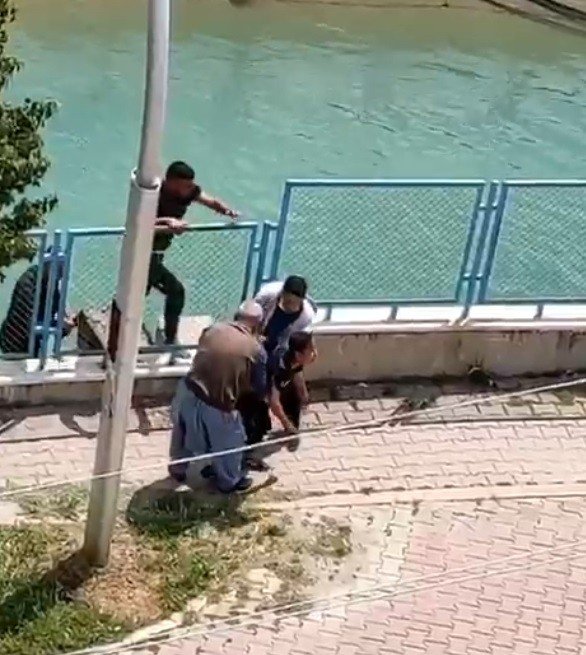 Suya düşen çocuğu yoldan geçen vatandaş kurtardı