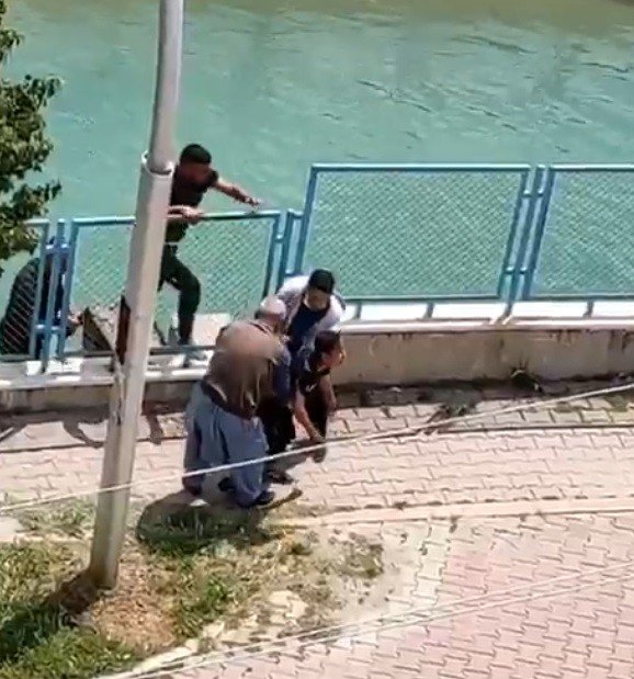 Suya düşen çocuğu yoldan geçen vatandaş kurtardı