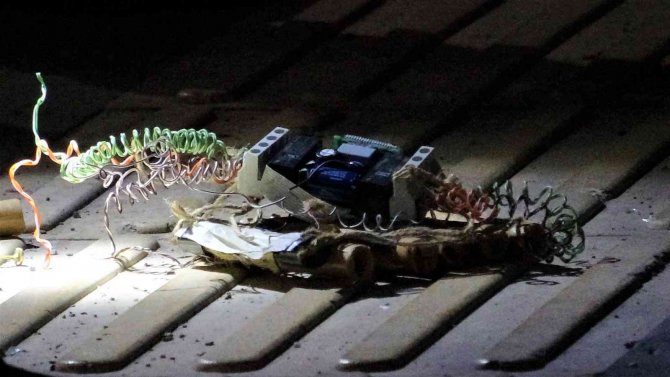 Temizlik görevlileri fark etti, polis alarma geçti: Dinamit görünümlü saat paniği
