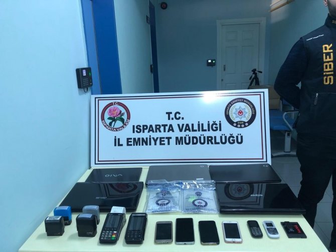 Ünlü olmak isteyenleri dolandıran çeteye operasyon