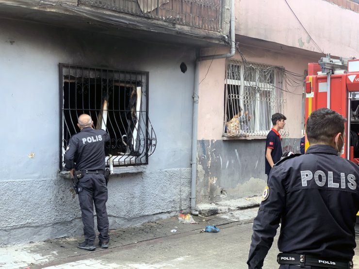 Uyuşturucu krizine girip evi ateşe verdi