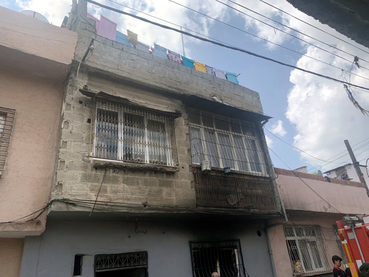 Uyuşturucu krizine girip evi ateşe verdi