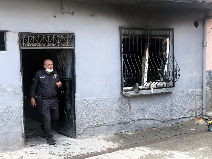 Uyuşturucu krizine girip evi ateşe verdi