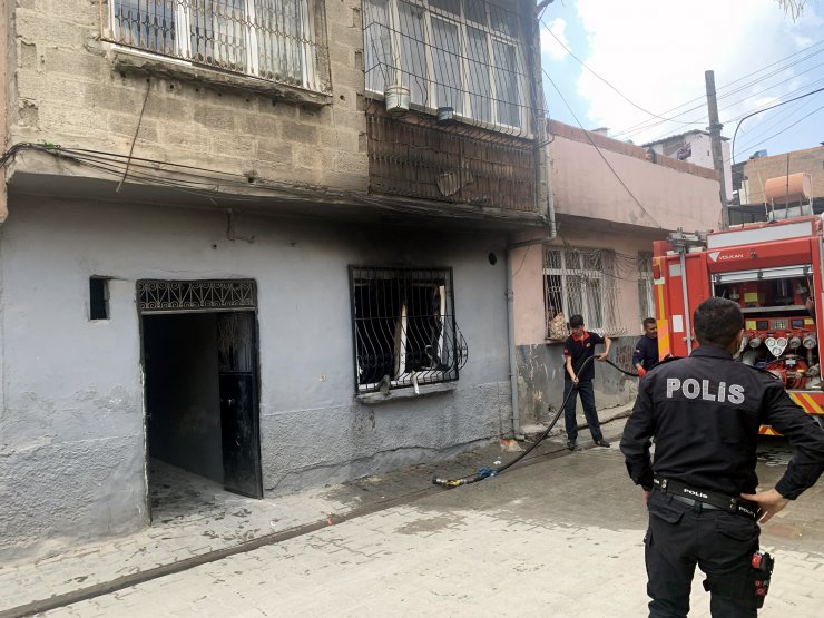 Uyuşturucu krizine girip evi ateşe verdi