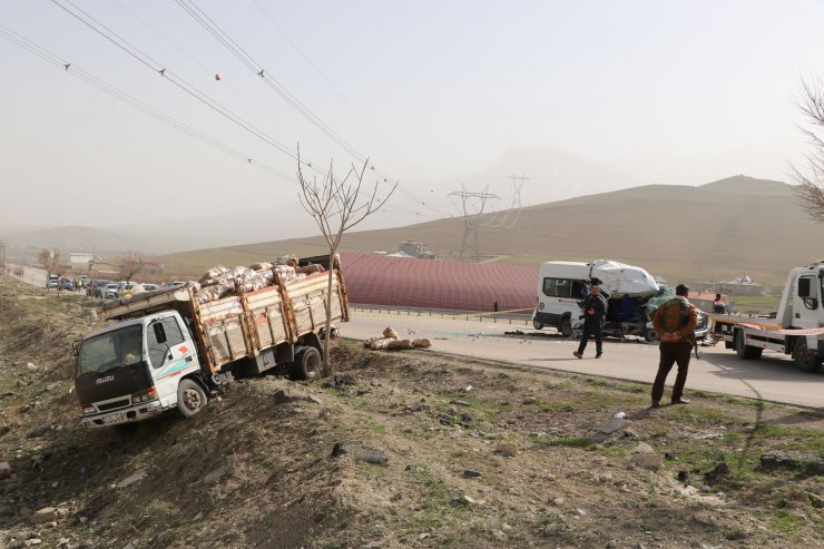 Yolcu minibüsü, kamyona çarptı: 13 yaralı