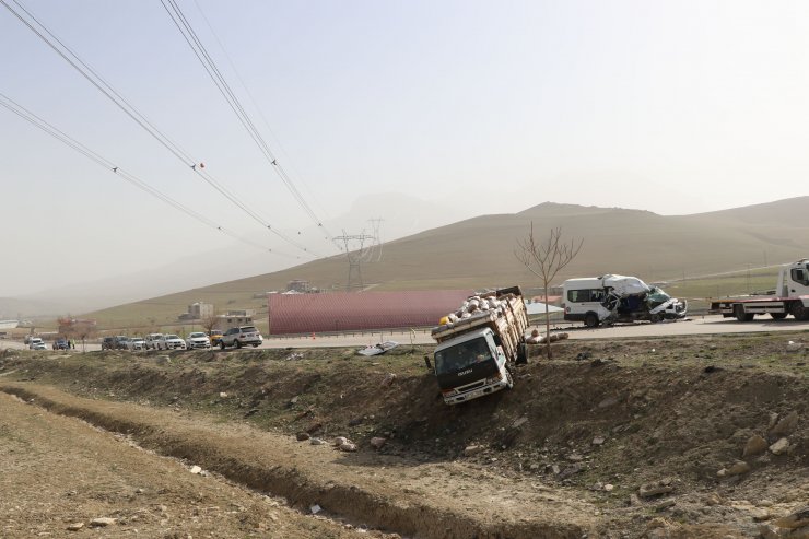 Yolcu minibüsü, kamyona çarptı: 13 yaralı