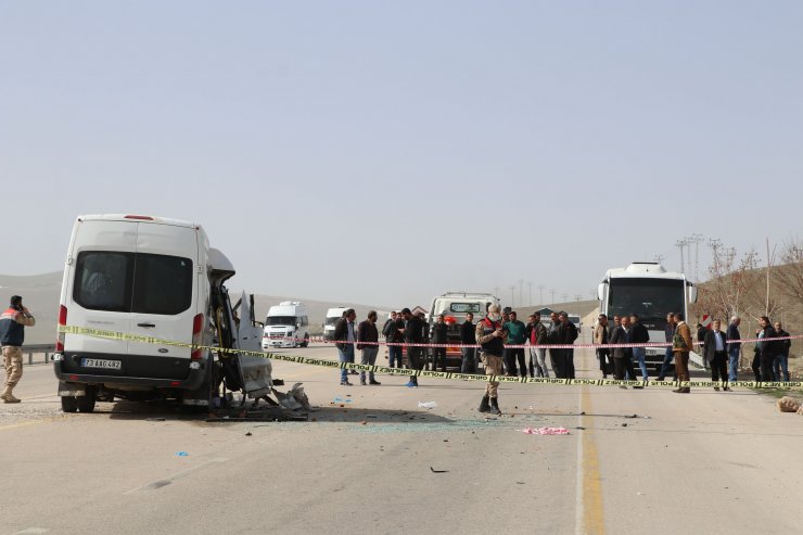 Yolcu minibüsü, kamyona çarptı: 13 yaralı