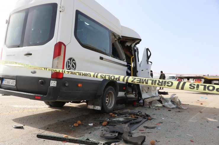 Yolcu minibüsü, kamyona çarptı: 13 yaralı