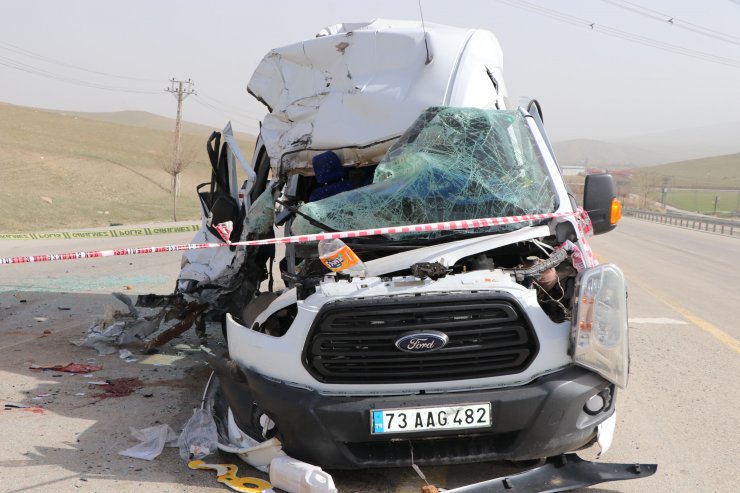 Yolcu minibüsü, kamyona çarptı: 13 yaralı