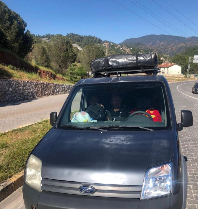 13 düzensiz göçmeni bir araca sığdıran şoför tutuklandı