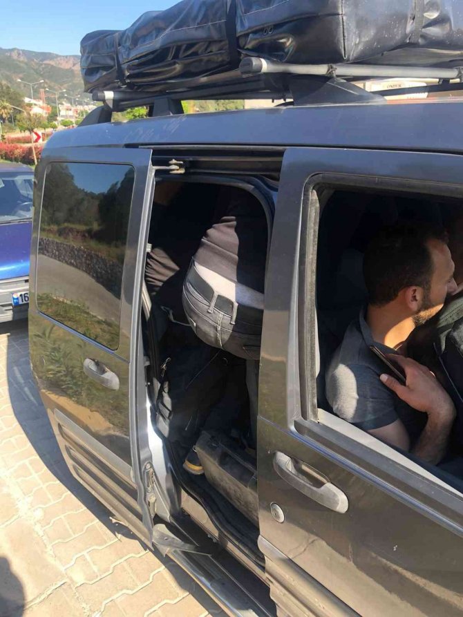 13 düzensiz göçmeni bir araca sığdıran şoför tutuklandı