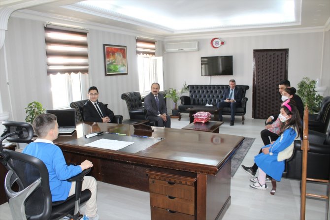 Yunak'ta ilçe protokolü makam koltuklarını çocuklara devretti