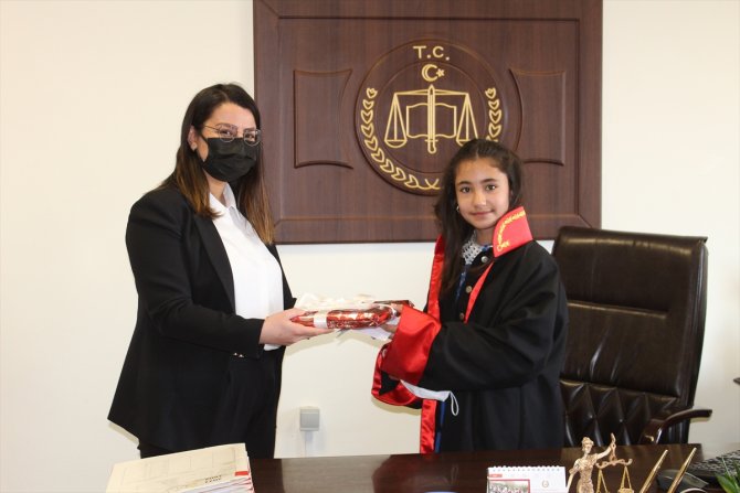 Yunak'ta ilçe protokolü makam koltuklarını çocuklara devretti