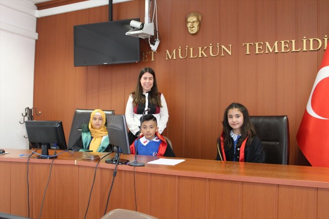 Yunak'ta ilçe protokolü makam koltuklarını çocuklara devretti