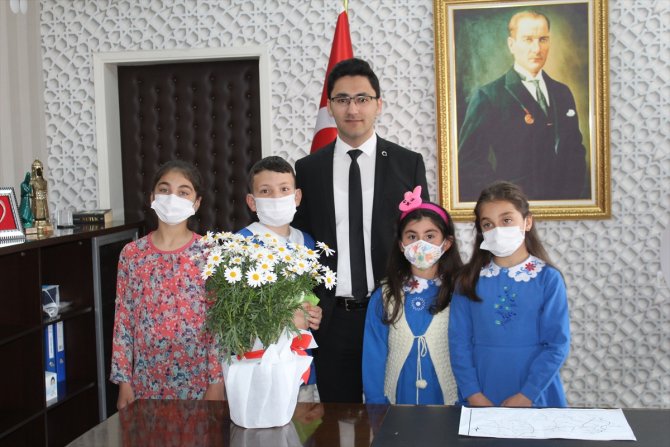 Yunak'ta ilçe protokolü makam koltuklarını çocuklara devretti