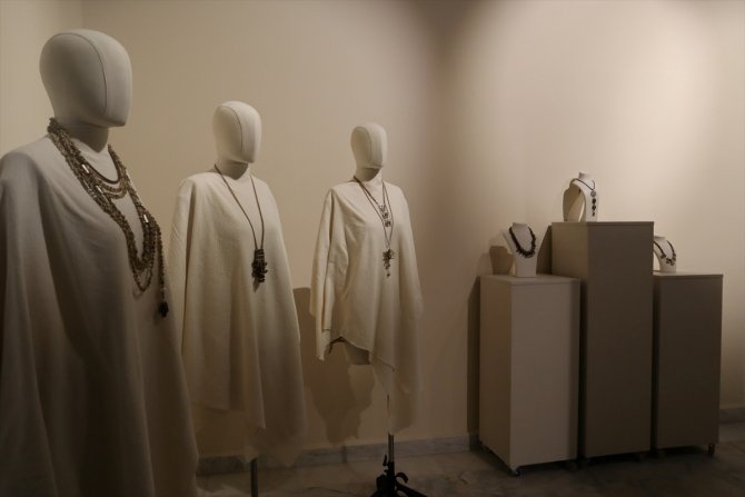 Hurma çekirdekleriyle yapılan takılarla "Kutsal Meyve" adlı sergi düzenlendi