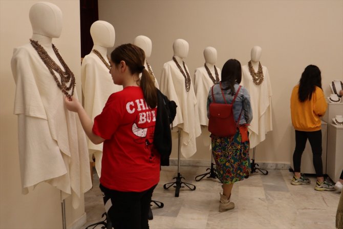 Hurma çekirdekleriyle yapılan takılarla "Kutsal Meyve" adlı sergi düzenlendi