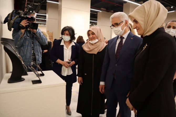 Hurma çekirdekleriyle yapılan takılarla "Kutsal Meyve" adlı sergi düzenlendi