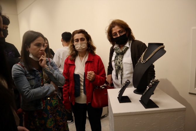 Hurma çekirdekleriyle yapılan takılarla "Kutsal Meyve" adlı sergi düzenlendi