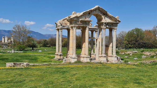 Bir tonluk 1800 yıllık mermer küvet Afrodisias Müzesi’nde sergilenecek