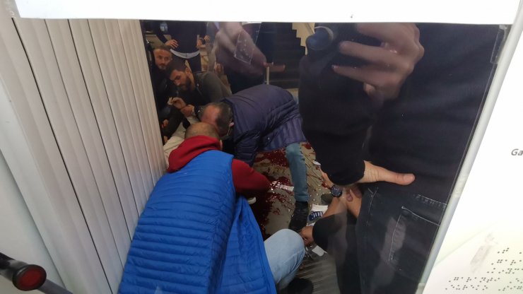 Caddede kar maskeli 2 kişi ateş açtı; 1'i çocuk 2 yaralı