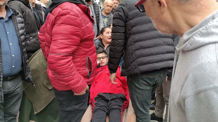 Caddede kar maskeli 2 kişi ateş açtı; 1'i çocuk 2 yaralı