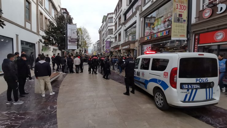 Caddede kar maskeli 2 kişi ateş açtı; 1'i çocuk 2 yaralı